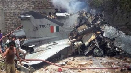 В Индии самолет врезался в жилой дом, есть пострадавшие