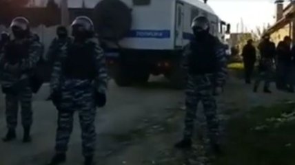 В Бахчисарае у крымских татар проводят обыски