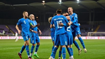 Сборная Исландии празднует гол в ворота команды Израиля