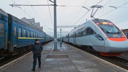 Из-за падения деревьев на пути во Львовской области задерживаются поезда 