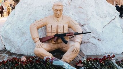 Скульпторы принимают что-то тяжелое: россияне показали новый странный "шедевр" (фото)