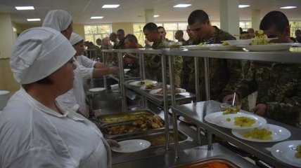 Как обедают украинские военные в учебном центре в Житомире