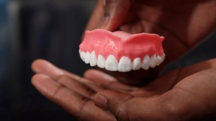 В США разработали 3D-печатный зубной протез, защищающий десны от воспалений 