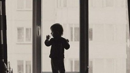В Киеве из окна 12 этажа выпал ребенок  