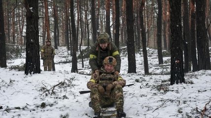 Военные в лесу на санках