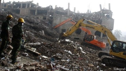 Число погибших при обрушении здания в Бангладеш растет