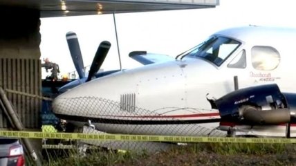 В США девушка угнала самолет и врезалась в здание (Видео)