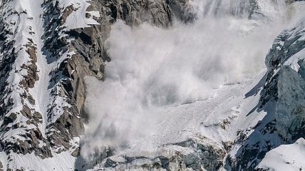 Суровые горы: в Гималаях семь туристов попали под лавину