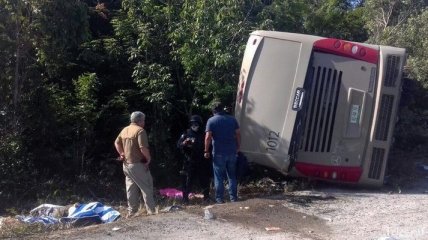 Минимум 12 человек погибли вследствие аварии автобуса с туристами в Мексике