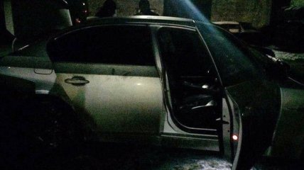 В Покровске злоумышленники обстреляли авто с людьми