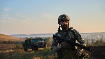 Получить может каждый Защитник: за что украинским военным дают единоразовые выплаты этой осенью (список)