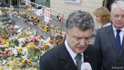 Петр Порошенко возложил цветы, почтив память жертв сбитого "Боинга"