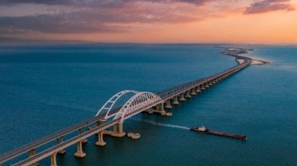 Крымский мост все еще стоит