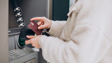Дізнайтесь, як і де можна зняти гроші без банкомату
