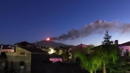 Облако дыма поднялось на километр: в Италии проснулся самый высокий активный вулкан Европы (видео)