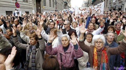 Протестующие в белых халатах прошлись по центру Мадрида