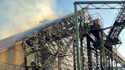 Масштабна пожежа на території терміналу ТІС: в Одеській області загорівся склад (фото, відео)