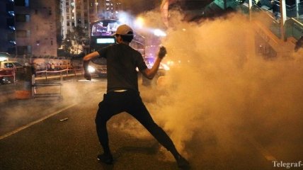 Погромы и слезоточивый газ: в Гонконге не утихают протесты 