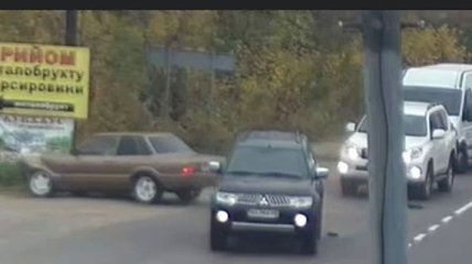"На ровном месте": сеть насмешило видео момента ДТП под Киевом