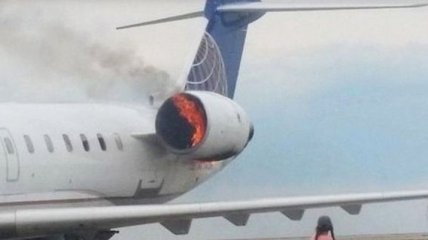 В Колорадо после посадки загорелся самолет