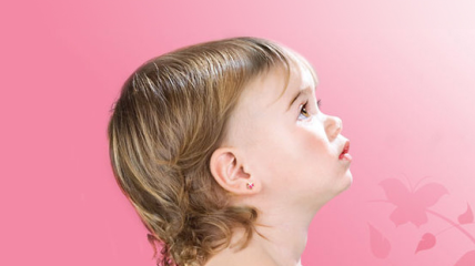Когда лучше прокалывать уши ребенку: комментарий отоларинголога