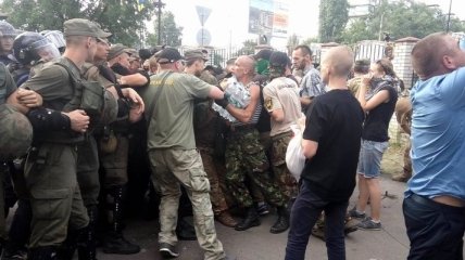 Столкновения под Оболонским судом: троим киевлянам объявили о подозрении