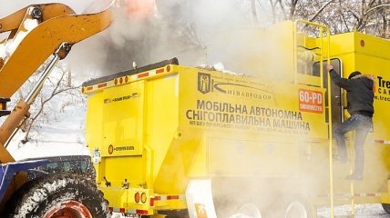 "Съедает" до 60 тонн снега в час: в Киеве испытали мобильную снегоплавильню (Видео)