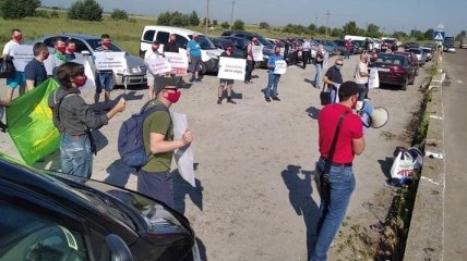 "Годі жебракувати, вимагаємо підняття зарплати!": працівники "Coca-Cola" провели акцію протесту під стінами заводу