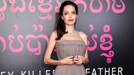 Анджелина Джоли обнажила спину в платье от Dior, показав татуировки 