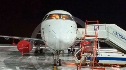 В России пилоты экстренно посадили самолет: во время полета треснуло лобовое стекло (фото)