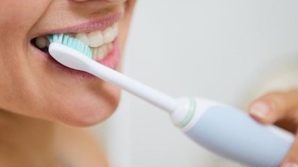 Электрические зубные щетки могут расшатать зубы