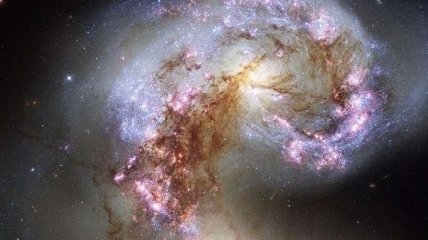 Ученые обнаружили уникальный газ при столкновении галактик 