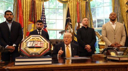 Дональд Трамп із бійцями UFC