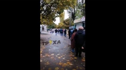 Бесконечная очередь: появилось видео, как в Харькове сдают тесты на коронавирус
