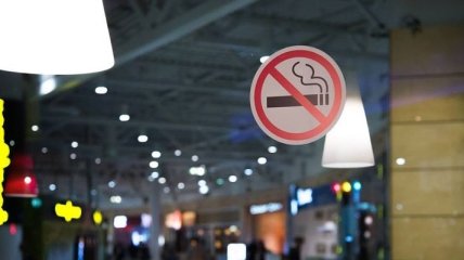 В Киеве может подорожать курение в запрещенных местах