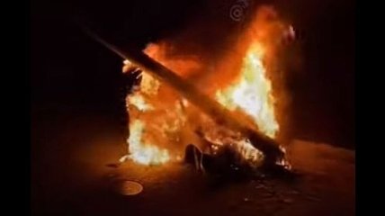 Машина влетела в столб и загорелась: в сеть попало видео ночного ДТП в Одессе