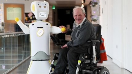 До чего техника дошла: роботы уже могут помогать пожилым людям