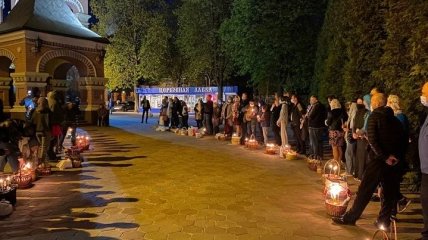 В краснозонном Харькове устроили столпотворение на церемонии раздачи Благодатного огня: многие были без масок (видео)