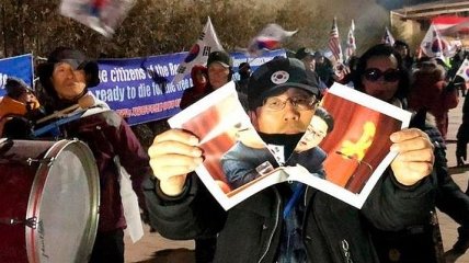 В Пхенчхане проходит акция протеста против северокорейских спортсменов