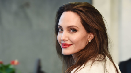 Почему Анджелина Джоли принимает ванну в присутствии детей