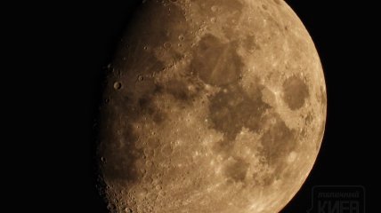 Місяць на фото Олександра Гончарова.