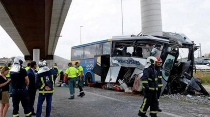 Автобус столкнулся с опорой моста в Испании: 5 человек погибло, 20 ранено 