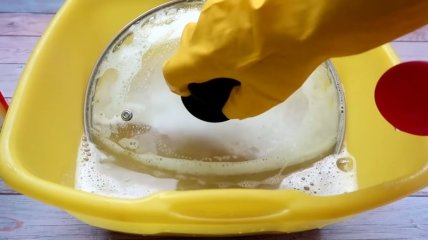 Простий спосіб відмити жир із кромки скляної кришки