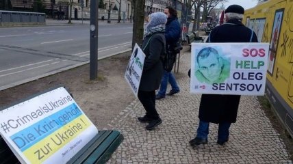 Активисты устроили пикет в Берлине в защиту крымских татар