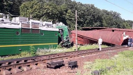 В Кировоградской области масштабная авария на железной дороге: грузовой поезд слетел с рельсов  