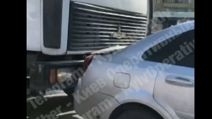 Коммунальщик на грузовике таранил легковушку и ездил по встречке в Киеве: его поступку нашлось объяснение (видео)