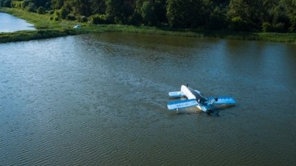 В Киеве достали упавший в водоем самолет