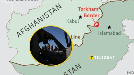 Карта границы, поврежденный автомобиль после авиаудара в Афганистане