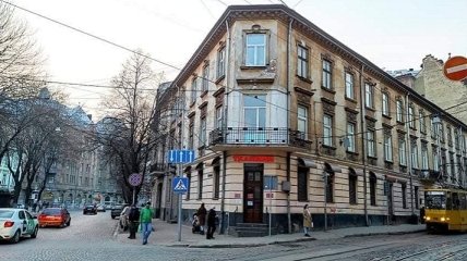 В центре Львова демонтировали царь-балкон: новые фото дома вызвали споры в сети