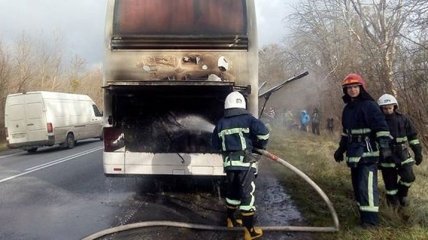 На трассе Киев-Чоп загорелся автобус с туристами 